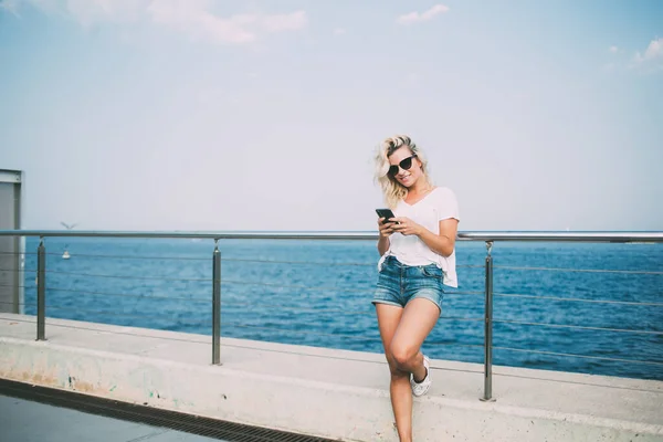 Millennial Frau Trendiger Sonnenbrille Sucht Mobilitätsbenachrichtigung Während Der Sommerpromenade Der — Stockfoto