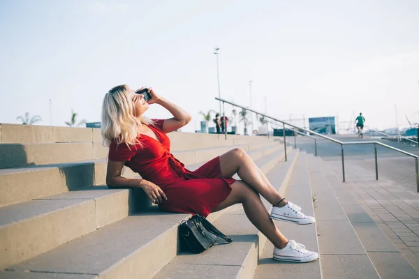 Lüks Kırmızı Elbiseli Kaygısız Kadın Merdivenlerde Dinlenirken Uluslararası Temastan Keyif — Stok fotoğraf