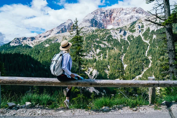 Achteraanzicht Van Vrouwelijke Wandelaar Met Kaart Zittend Hek Bewonderende Bergkam — Stockfoto