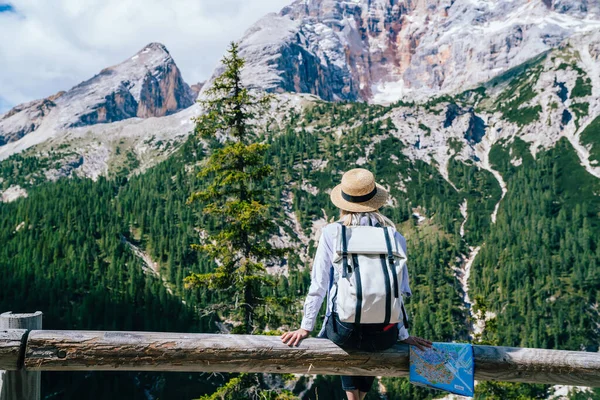 Visão Traseira Jovem Turista Com Mapa Papel Sentado Cerca Madeira — Fotografia de Stock