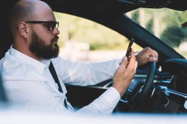 İş adamı, otomatik pilotlu kendi kendine araba kullanırken akıllı telefon bildirimi aldı, erkek GPS konumunu cep telefonu uygulaması ile 4G kablosuz bağlantı kurdu