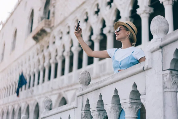 Mulher Atraente Roupas Moda Usando Câmera Celular Para Fotografar Influência — Fotografia de Stock