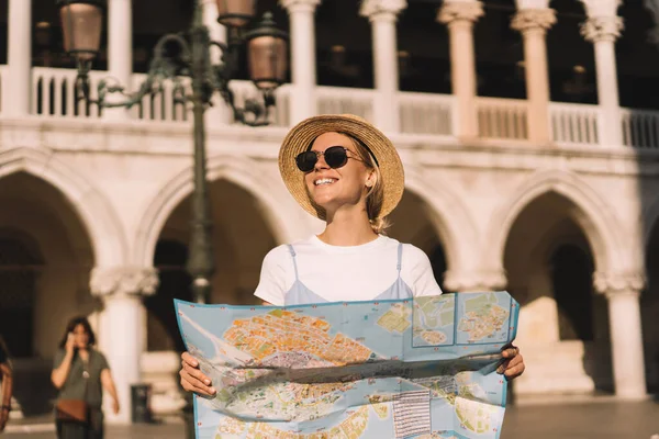 Buon Turista Sorridente Occhiali Sole Alla Moda Cappello Paglia Utilizzando — Foto Stock