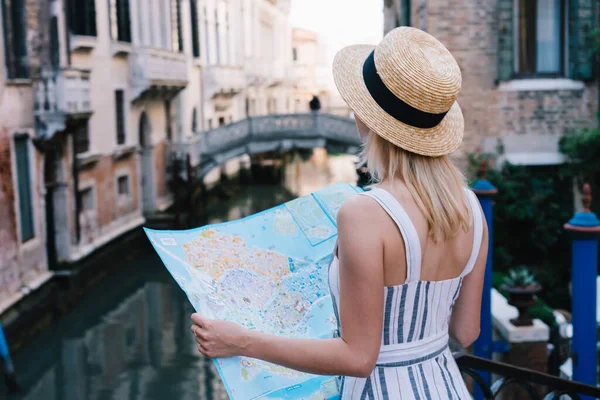 Vista Posteriore Una Giovane Viaggiatrice Cappello Con Mappa Architettura Medievale — Foto Stock