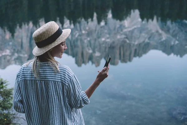 Bakåt Syn Ung Kvinnlig Resenär Ler Och Bläddrar Smartphone När — Stockfoto
