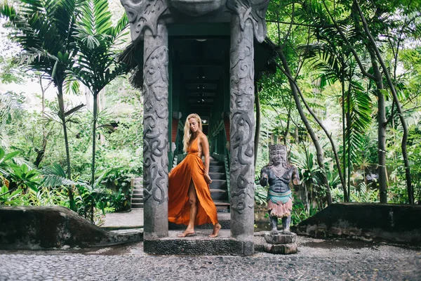 Seitenansicht Einer Barfüßigen Wunderschönen Frau Fliegendem Orangefarbenem Kleid Die Während — Stockfoto