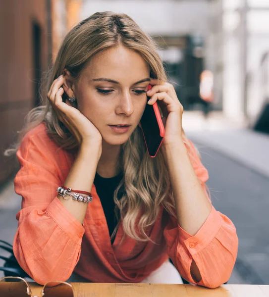 Serious Caucasian Blonde Woman Casual Wear Sitting Outdoors Talking Mobile — Stock Photo, Image