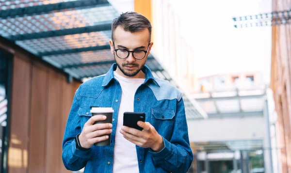 Töprengő Kaukázusi Férfi Ellenőrzi Banki Értesítést Okostelefonon Online Fizetés Kávé — Stock Fotó