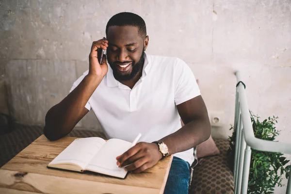 Student Afro American Fericit Îmbrăcăminte Casual Bucurându Conversație Mobilă Pentru — Fotografie, imagine de stoc