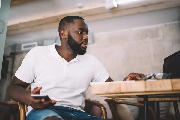 Concentrated Youthful Bearded African American Male Freelancer Typing Laptop Using — Stock Photo, Image