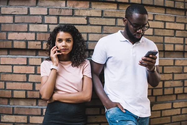 Vážná Mladá Afroameričan Muž Čtení Zprávy Mobilním Telefonu Žena Telefonem — Stock fotografie