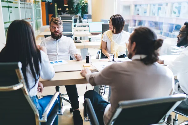 Desde Arriba Determinado Empleado Masculino Traje Casual Sentado Mesa Con — Foto de Stock