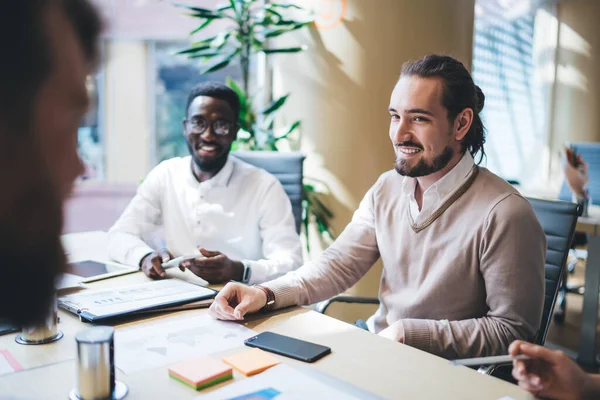 Blij Mannelijke Ondernemer Casual Outfit Bespreken Startup Ideeën Met Groep — Stockfoto