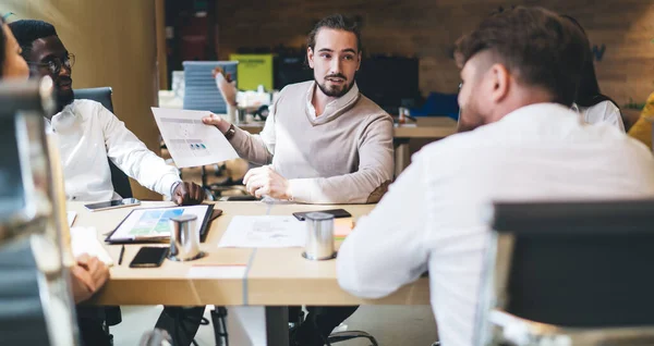 Succesvolle Mannelijke Vrouwelijke Collega Werken Samen Aan Tafel Desktop Bespreken — Stockfoto