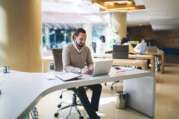 Empreendedor Masculino Alegre Desgaste Casual Sentado Mesa Espaço Trabalho Moderno — Fotografia de Stock