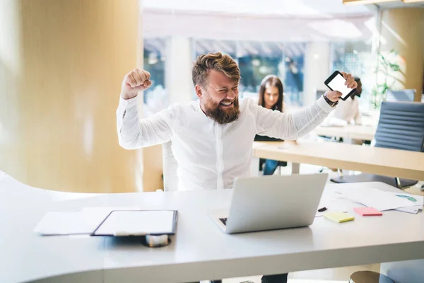 Gerente Masculino Caucásico Emocional Próspero Celebrando Victoria Éxito Durante Proceso — Foto de Stock