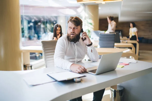 Vrolijke Blanke Vrouw Werknemer Zit Het Werk Praten Mobiele Telefoon — Stockfoto