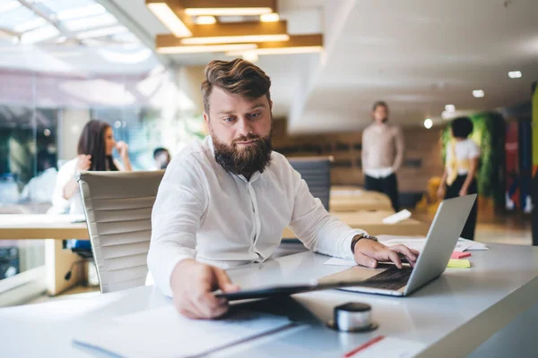 Hombre Caucásico Pensativo Experto Ropa Casual Inteligente Que Comprueba Información — Foto de Stock