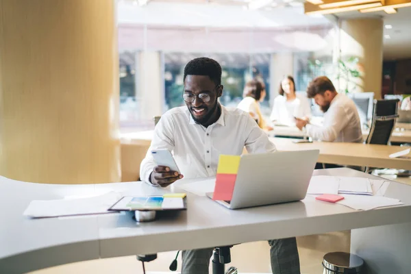 Afro Amerikaanse Man Staren Naar Mobiele Telefoon Met Gelukkig Gezicht — Stockfoto