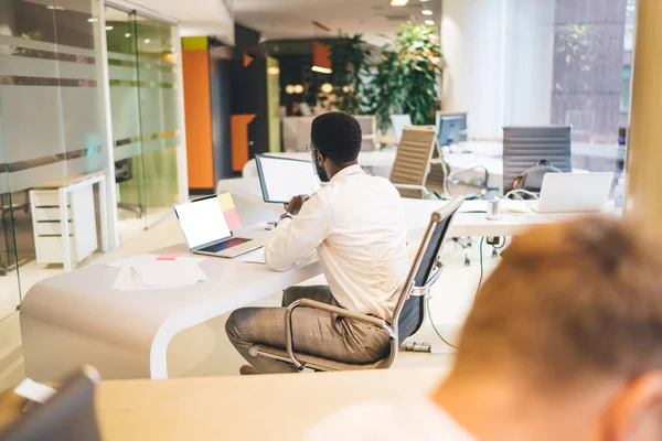 Qualifizierte Männliche Mitarbeiter Halten Dokumente Der Hand Und Analysieren Finanzielle — Stockfoto