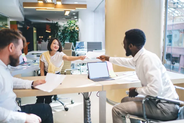 Ofisteki ortak projede işbirliği yapan gülen çok ırklı ekip iç işleri ile ilgili fikir ve belgeler paylaşımı, birbirleriyle dostça sohbet eden çeşitli meslektaşlar.