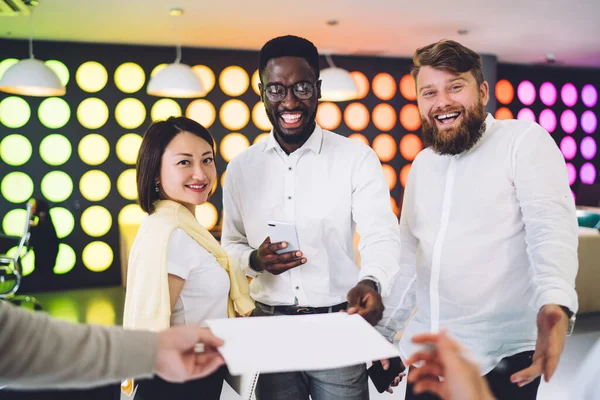 Alegre Multirracial Empleados Masculinos Femeninos Felices Tomar Documentos Hacer Investigación —  Fotos de Stock