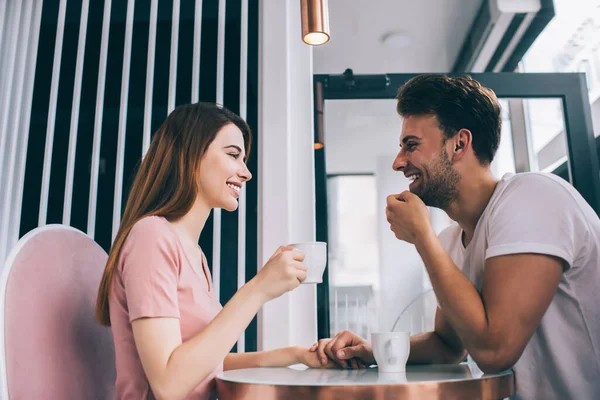 Vista Lateral Casal Carinhoso Cuidado Alegre Amor Rindo Juntos Enquanto — Fotografia de Stock