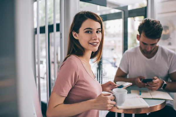 Sorriso Positivo Fêmea Moderna Camisa Casual Beber Café Tendo Reunião — Fotografia de Stock