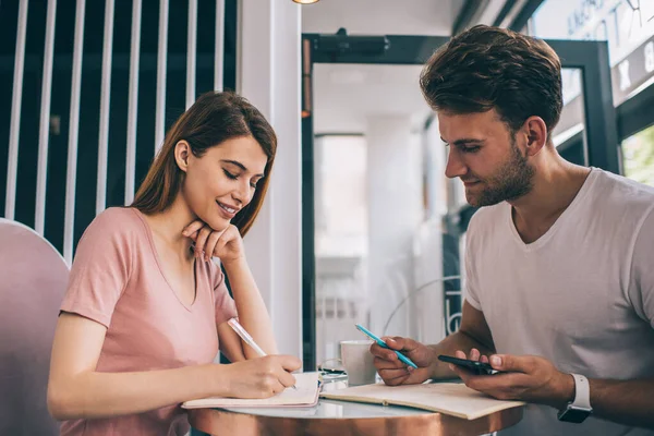 Sidovy Unga Leende Kvinnliga Student Skriva Anteckningsbok Sitter Café Med — Stockfoto