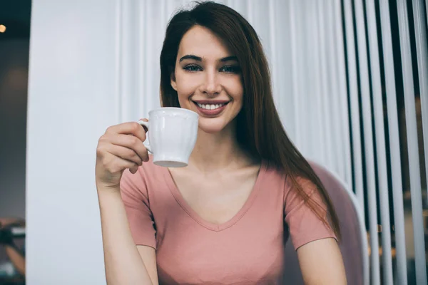 Bonita Morena Camiseta Rosa Felizmente Sonriendo Sosteniendo Una Pequeña Taza — Foto de Stock