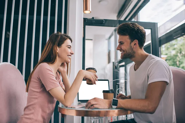 Χαρούμενη Νεαρή Γυναίκα Και Άνθρωπος Πίνοντας Καφέ Ενώ Κουβεντιάζοντας Ευτυχώς — Φωτογραφία Αρχείου