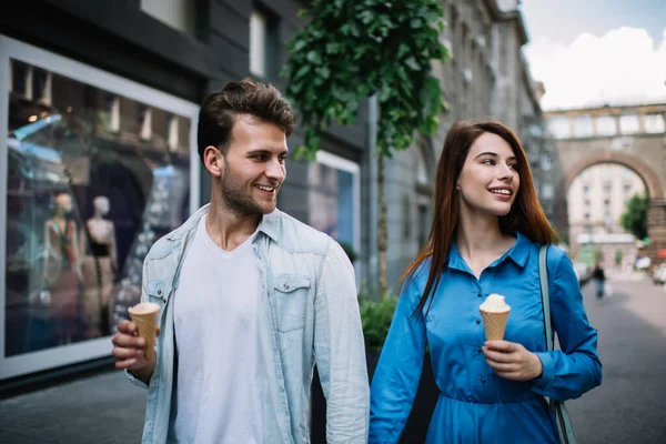 Feliz Pareja Romántica Amantes Ropa Casual Mirando Hacia Otro Lado — Foto de Stock