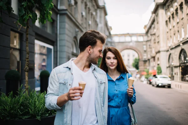 Encantadora Mujer Confiada Pensativa Sosteniendo Cono Helado Mirando Cámara Mientras —  Fotos de Stock