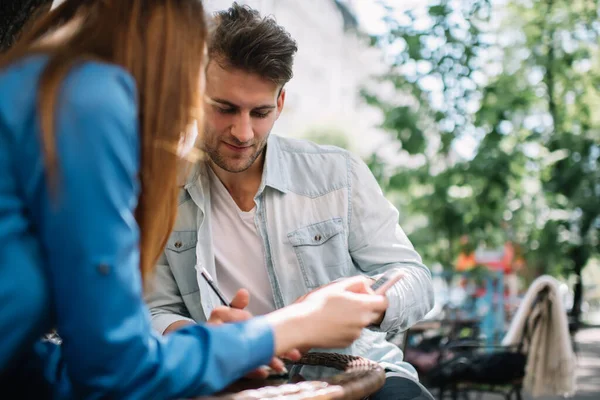 Hombre Guapo Joven Satisfecho Mirando Hacia Abajo Escribiendo Bloc Notas — Foto de Stock