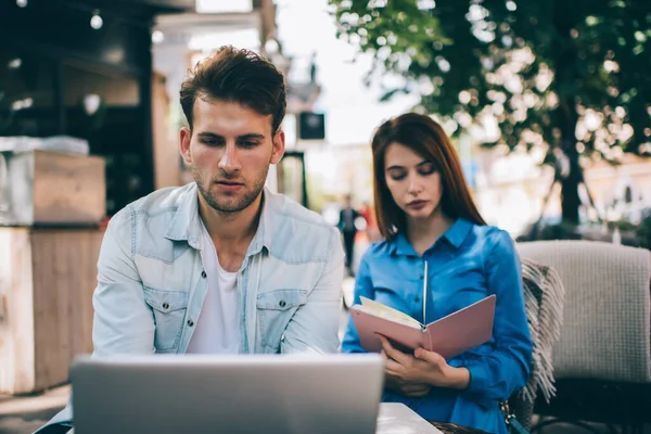 Jovem Cara Concentrado Surfar Laptop Mulher Inteligente Roupas Casuais Livro — Fotografia de Stock