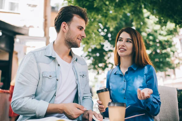 Pareja Joven Ropa Casual Sentada Mesa Terraza Cafetería Cita Bebiendo —  Fotos de Stock