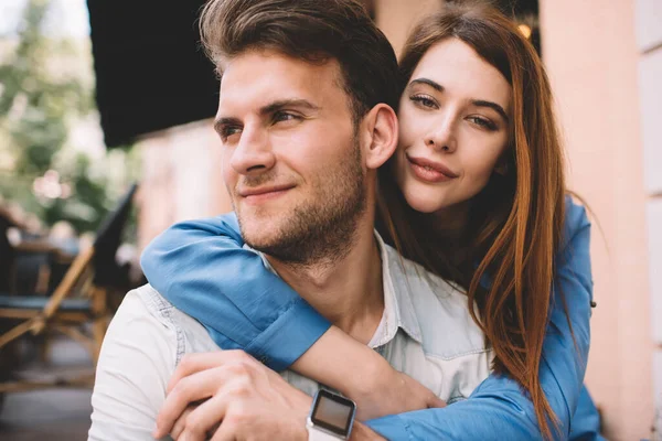 Hermosa Mujer Mirando Cámara Apoyándose Abrazando Novio Forman Nuevo Mientras — Foto de Stock