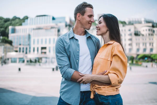 Hombre Mujer Guapos Contenidos Ropa Casual Abrazándose Mirándose Mientras Caminan — Foto de Stock