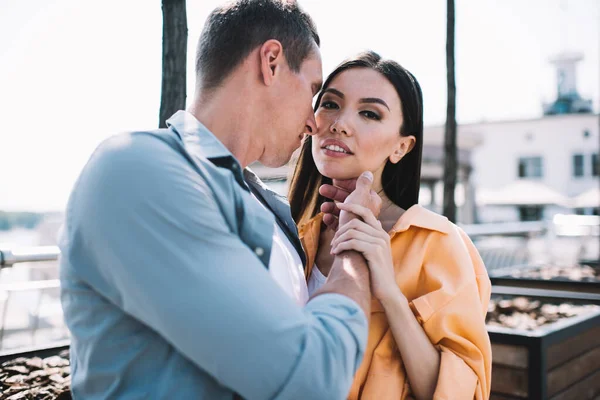 Forte Cara Casual Desgaste Tocando Queixo Beijando Asiático Jovem Senhora — Fotografia de Stock