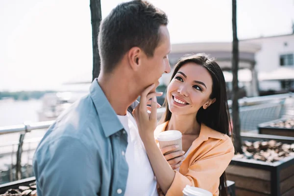 Atraente Concurso Moderno Ásia Mulher Tocando Rosto Amado Namorado Sorrindo — Fotografia de Stock