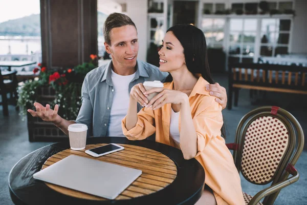 Pareja Sonriente Sentada Mesa Fuera Cafetería Con Tazas Papel Teléfono —  Fotos de Stock