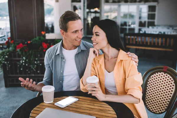 Feliz Casal Rindo Data Fora Cafeteria Com Smartphone Com Homem — Fotografia de Stock