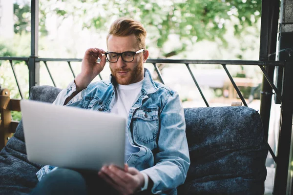 Junge Fokussierte Brillenmännchen Jeansjacke Und Weißem Shirt Mit Moderner Frisur — Stockfoto