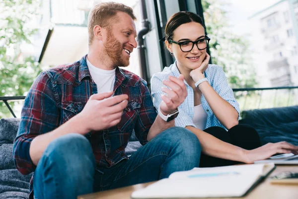 Von Unten Grübeln Nachdenkliche Erwachsene Geschäftspartner Auf Dem Sofa Sitzend — Stockfoto