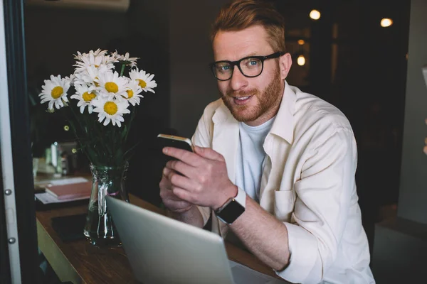 Travailleur Indépendant Prospère Dans Messagerie Lunettes Sur Smartphone Assis Table — Photo