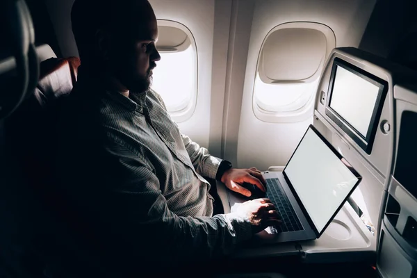 Männliche Passagier Tastatur Mail Auf Laptop Computer Mit Leerem Bildschirm — Stockfoto