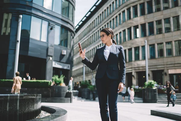 Formellt Klädd Koncentrerad Affärskvinna Med Glasögon Stående Gatan Bredvid Business — Stockfoto