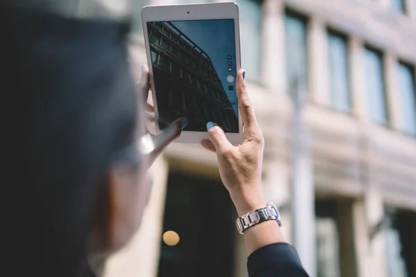 Zadní Pohled Ženu Hodinkami Pomocí Tabletu Pro Fotografování Moderní Budovy — Stock fotografie