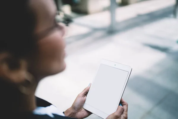 Van Bovenaf Gewas Executive Vrouw Glazen Met Witte Tablet Controleren — Stockfoto