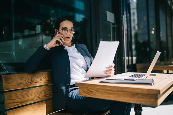 Gealarmeerde Overweldigde Stijlvolle Freelancer Kijkt Verbazingwekkend Naar Zakelijke Papieren Tijdens — Stockfoto